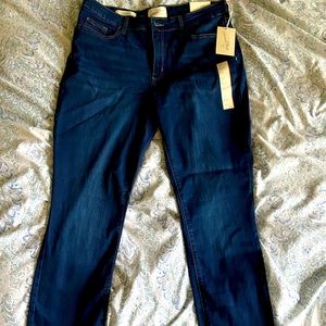 Comfy, mid-rise skinny blue jeans. Never worn, tags on!